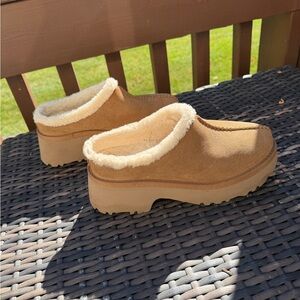 Ugg tan New Heights Cozy Clog. Great Condition.Women’s size 7 .